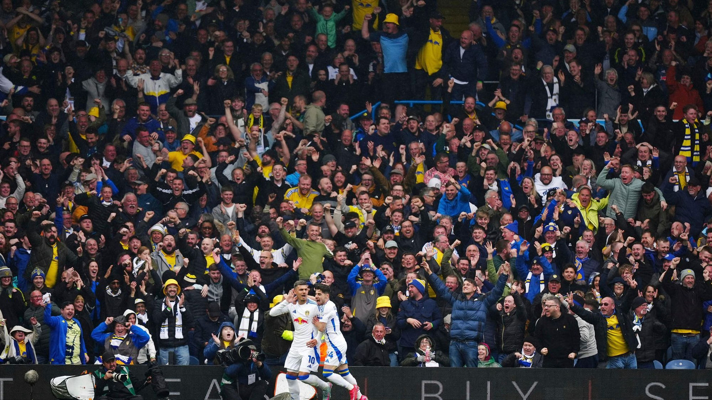 Các cầu thủ Leeds ăn mừng trước đám đông khán giả ngồi chật kín Elland Road.