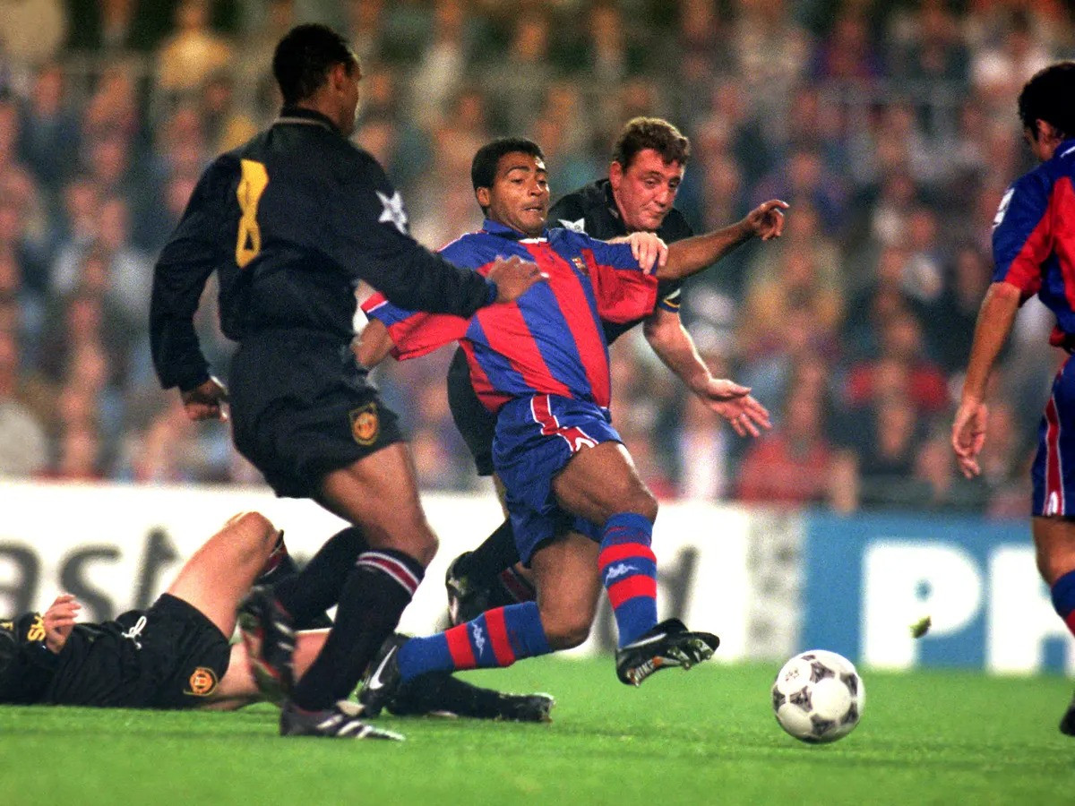 Romario khiến các hậu vệ MU có một đêm khốn khổ. (Ảnh: Getty Images) Romario khiến các hậu vệ MU có một đêm khốn khổ. (Ảnh: Getty Images)