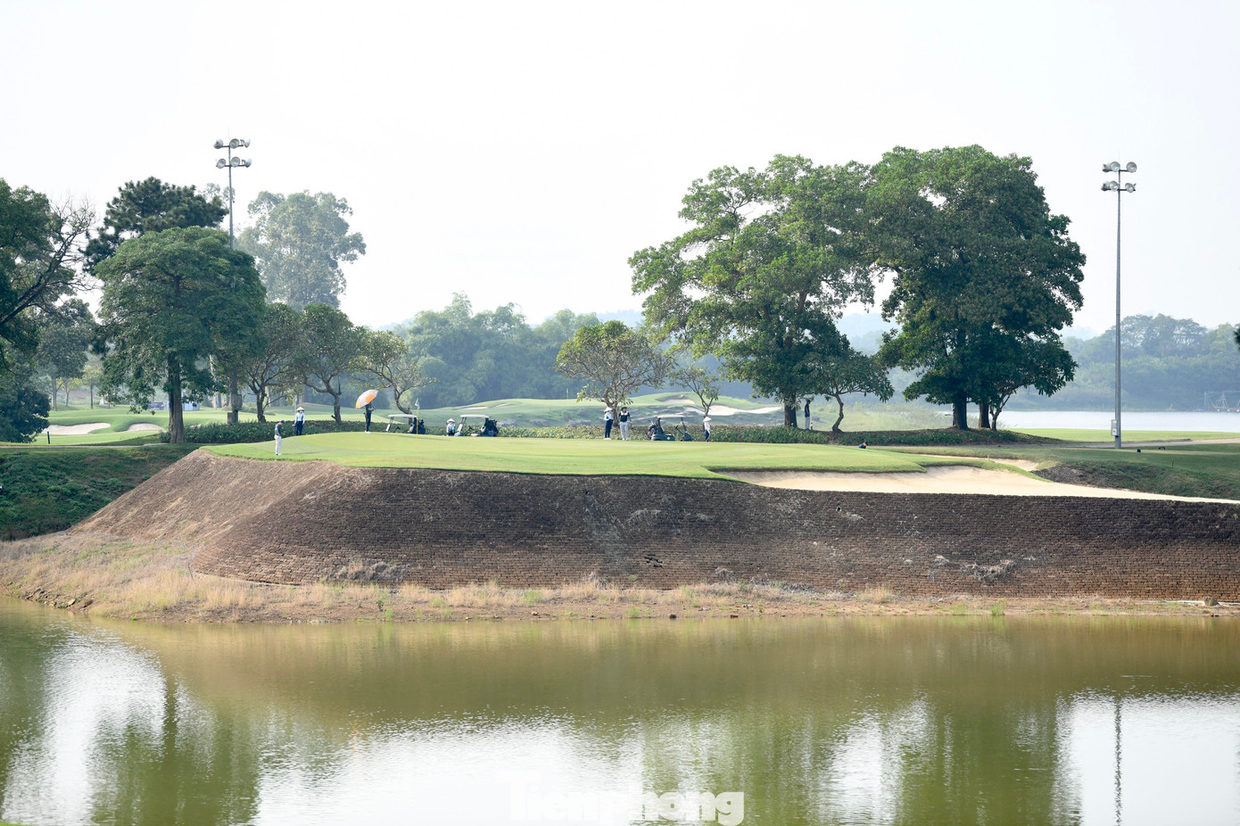 Bên cạnh đó, hồ nước cũng là nét đặc trưng, góp phần làm nên vẻ đẹp của BRG Kings&apos; Island Golf Resort.