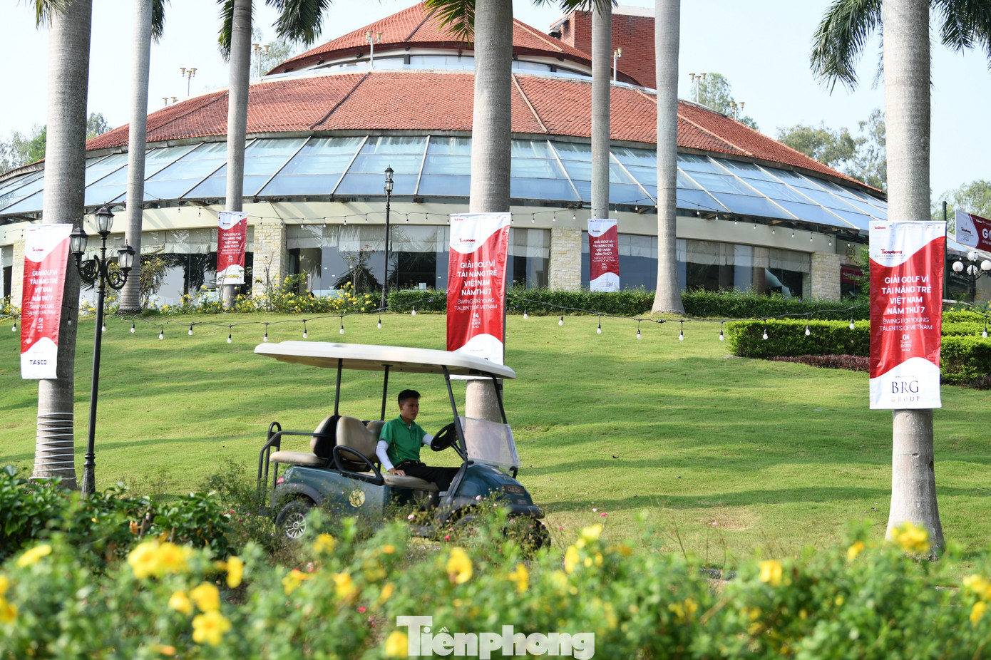 Là một trong những sự kiện quan trọng nhất trong năm của BRG Kings&apos; Island Golf Resort, Ban quản lý sân theo dõi sát sao công tác lắp đặt, bài trí trên sân.