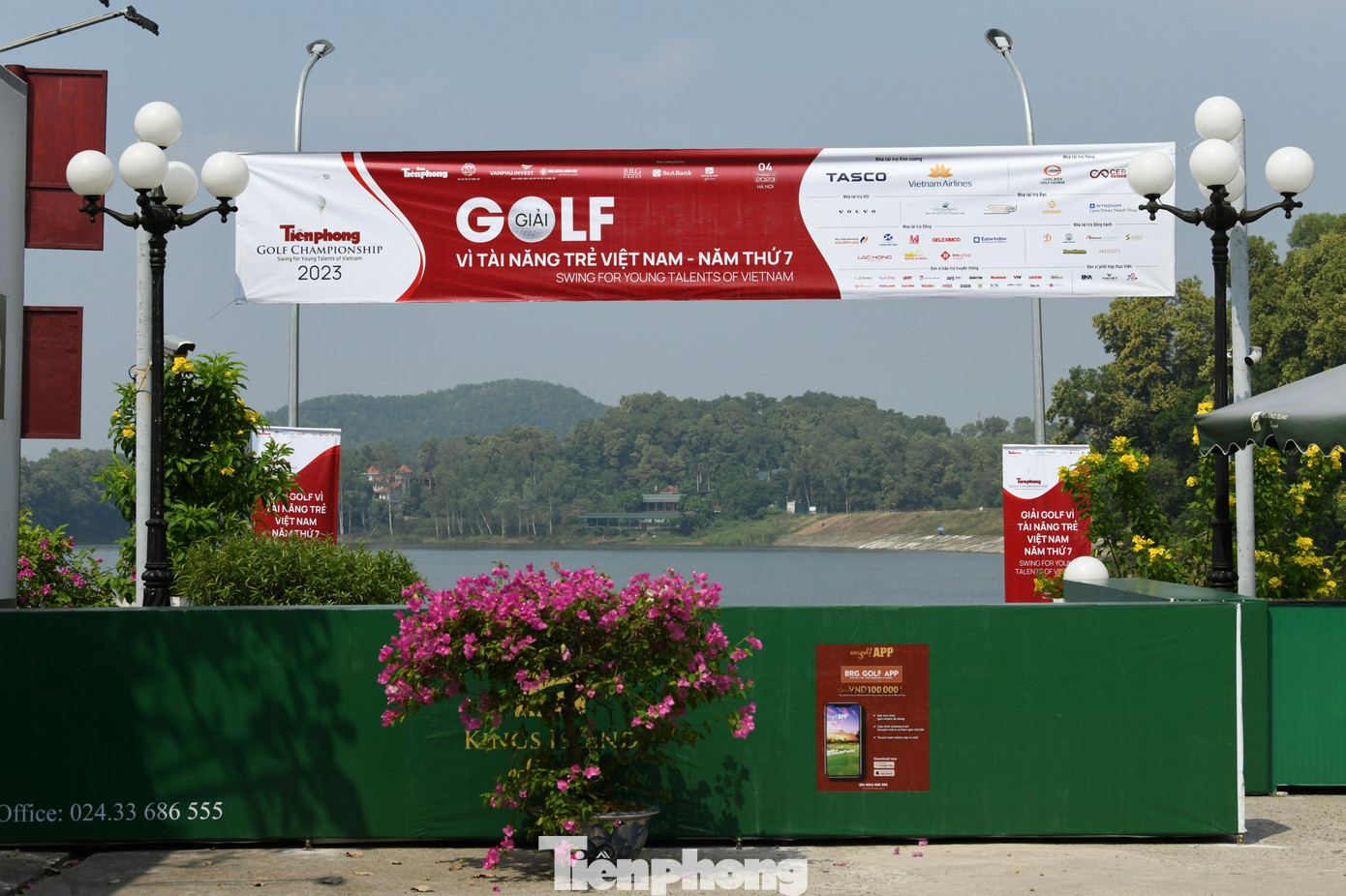 Cùng với đó là các băng rôn, khẩu hiệu, báo hiệu mùa thứ 7 thành công.