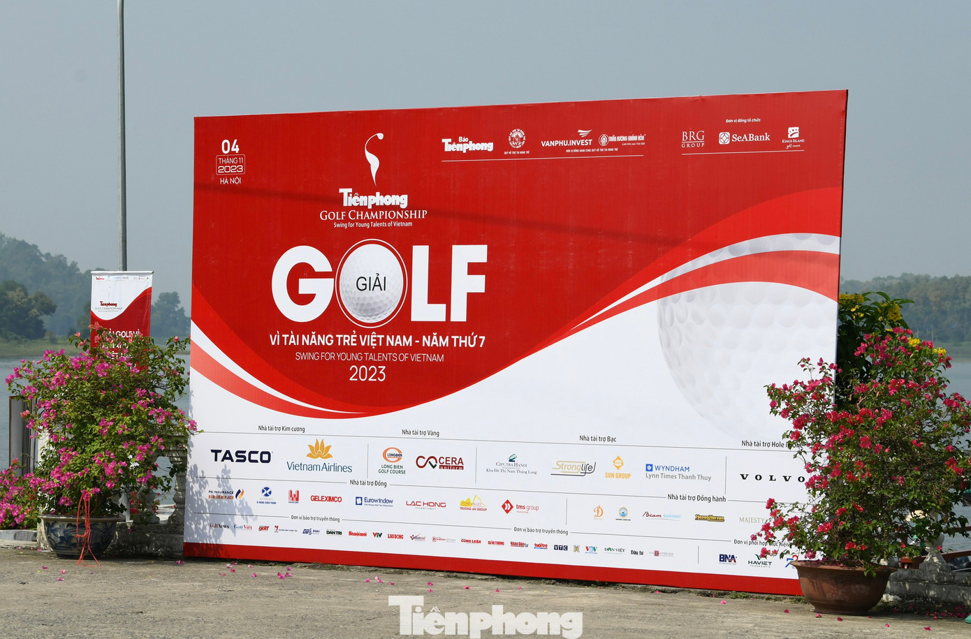 Trên bến phà là tấm pano cỡ lớn về giải golf Vì tài năng trẻ Việt Nam, chào đón 160 golfer tham dự giải đấu.