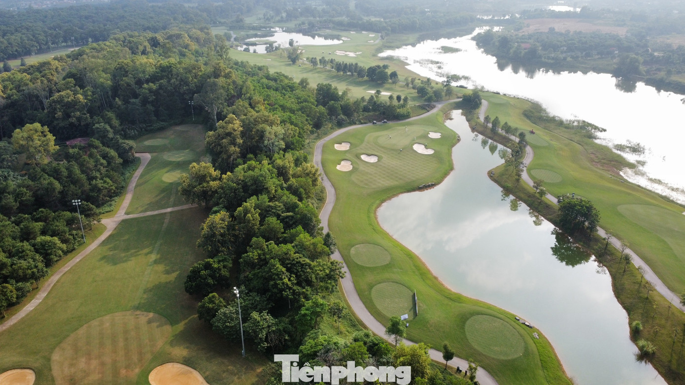 Hồ thu, thảm cỏ, cây cối và hoa lá, xen kẽ tiếng róc rách của nước, ríu rít của chim, tất cả kết hợp tạo nên một sân golf tráng lệ và đẳng cấp, đặc biệt phú hợp với Tiền Phong Golf Championship, giải golf mang ý nghĩa nhân văn cao đẹp.