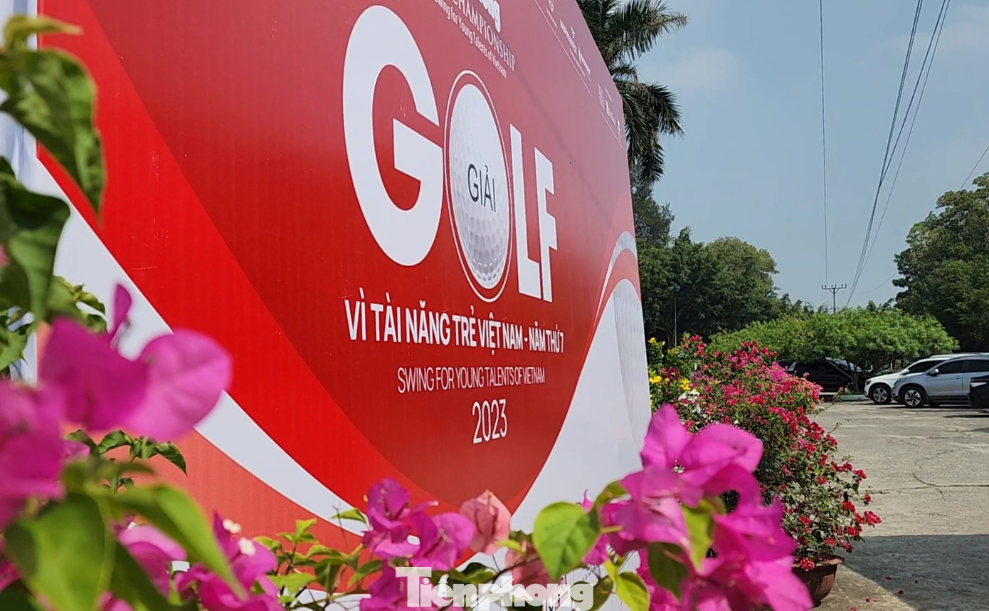 11h15 ngày 4/11, Tiền Phong Golf Championship mùa thứ 7 năm 2023 chính thức khai mạc tại BRG Kings&apos; Island Golf Resort, với sự tranh tài của 160 golfer.