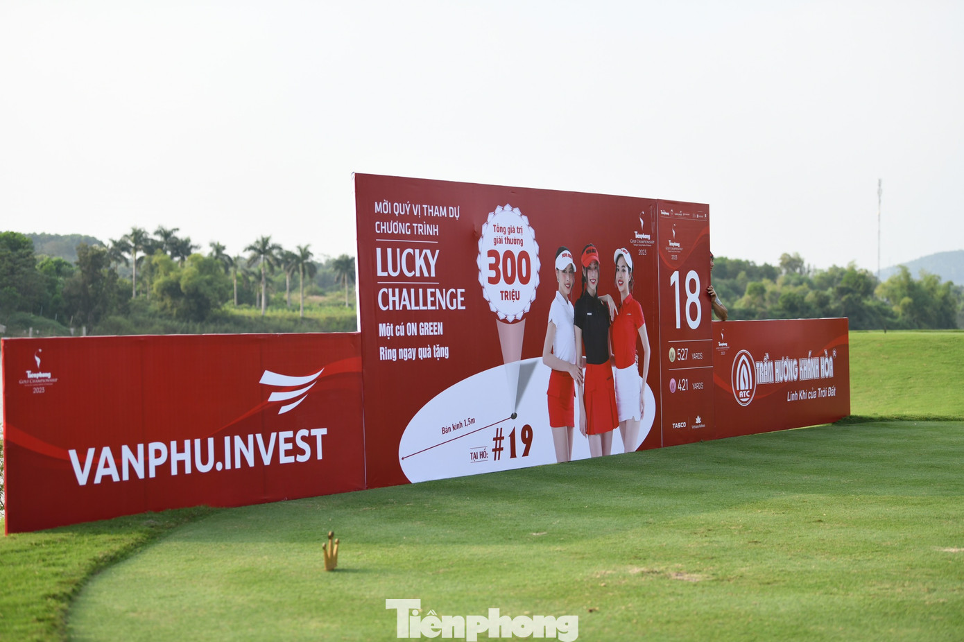 Ngoài 3 hố HIO, Tiền Phong Golf Championship 2023 còn nhiều phần thưởng giá trị khác ở chương trình Lucky Challenge - Một cú ON GREEN Ring ngay quà tặng. Ngoài 3 hố HIO, Tiền Phong Golf Championship 2023 còn nhiều phần thưởng giá trị khác ở chương trình Lucky Challenge - Một cú ON GREEN Ring ngay quà tặng.