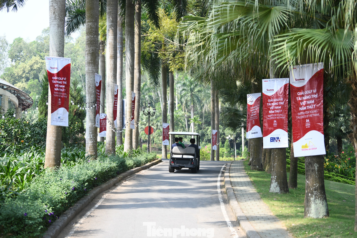 Con đường dẫn tới BRG Kings&apos; Island Golf Resort (Đồng Mô, Sơn Tây, Hà Nội) được trang hoàng rực rỡ, với những tấm băng rôn của Tiền Phong Golf Championship 2023.