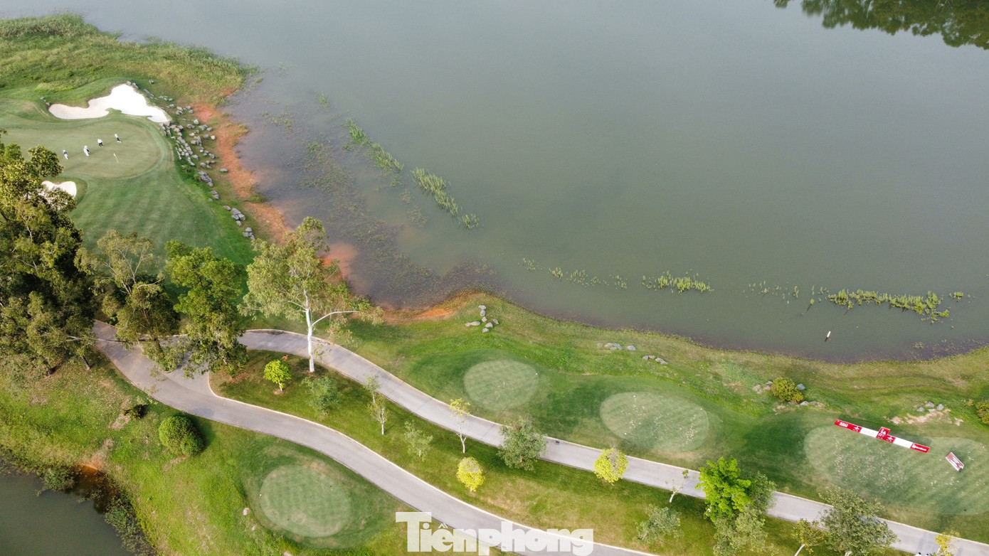 Hố 14 có cự ly tương tự hố 6, nhưng lại gây khó khăn cho các golfer bởi hồ nước mênh mông bên phải. Hố 14 có cự ly tương tự hố 6, nhưng lại gây khó khăn cho các golfer bởi hồ nước mênh mông bên phải.