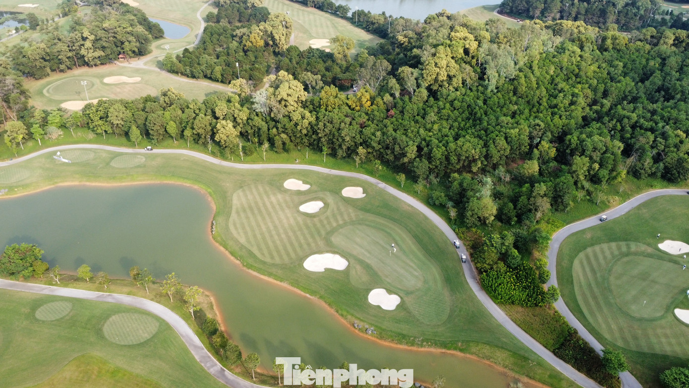 Xung quanh green có tới 5 hố cát, sẵn sàng nuốt chửng các quả bóng được đánh thiếu cân nhắc. Xung quanh green có tới 5 hố cát, sẵn sàng nuốt chửng các quả bóng được đánh thiếu cân nhắc.