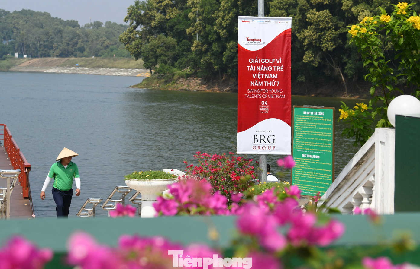 Cùng với đó là các băng rôn, khẩu hiệu, báo hiệu mùa thứ 7 thành công.