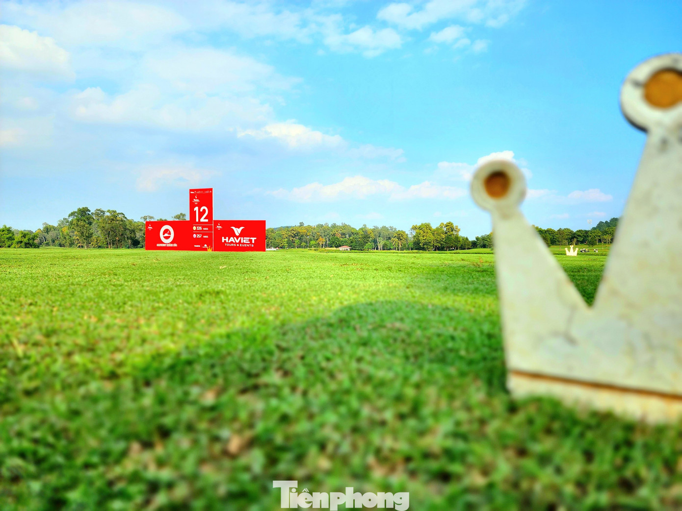 Thời điểm tuyệt vời nhất trong năm để chơi golf là mùa thu, khi nắng nóng tạm lui nhường chỗ cho những làn gió dịu mát. Tiền Phong Golf Championship luôn diễn ra vào mùa thu, và khung cảnh thơ mộng của BRG Kings&apos; Island Golf Resort (Đồng Mô, Sơn Tây, Hà Nội) khiến giải đấu trở thành trải nghiệm tuyệt vời với các golfer.