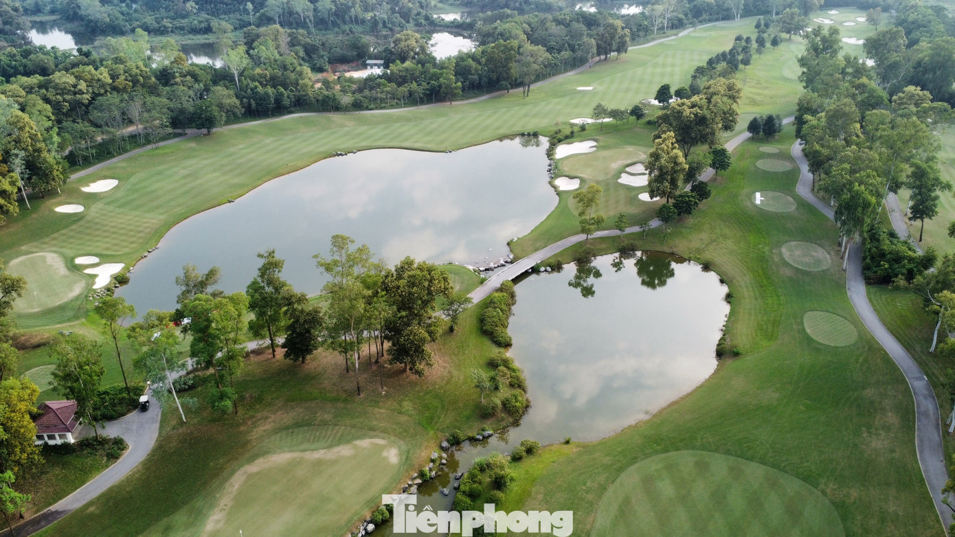 Hồ thu, thảm cỏ, cây cối và hoa lá, xen kẽ tiếng róc rách của nước, ríu rít của chim, tất cả kết hợp tạo nên một sân golf tráng lệ và đẳng cấp, đặc biệt phú hợp với Tiền Phong Golf Championship, giải golf mang ý nghĩa nhân văn cao đẹp.
