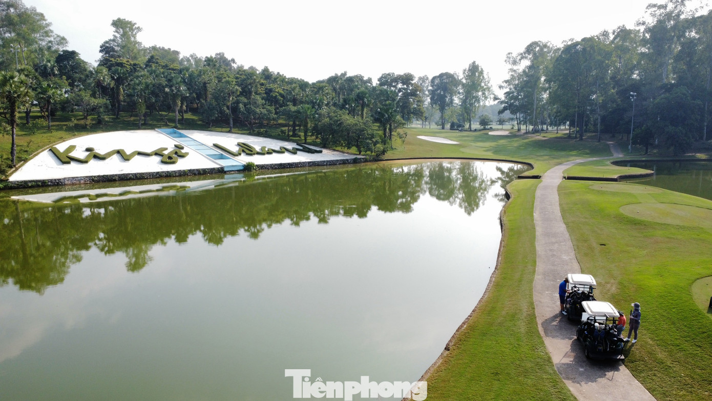 Hồ thu, thảm cỏ, cây cối và hoa lá, xen kẽ tiếng róc rách của nước, ríu rít của chim, tất cả kết hợp tạo nên một sân golf tráng lệ và đẳng cấp, đặc biệt phú hợp với Tiền Phong Golf Championship, giải golf mang ý nghĩa nhân văn cao đẹp.
