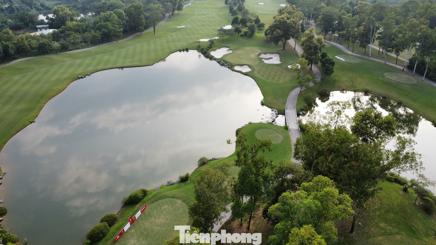 Với khung cảnh nên thơ, kết hợp giữa hồ nước, cầu đá và những tán cây rộng, song hố số 6 lại ẩn chứa thử thách cực đại. Với khung cảnh nên thơ, kết hợp giữa hồ nước, cầu đá và những tán cây rộng, song hố số 6 lại ẩn chứa thử thách cực đại.