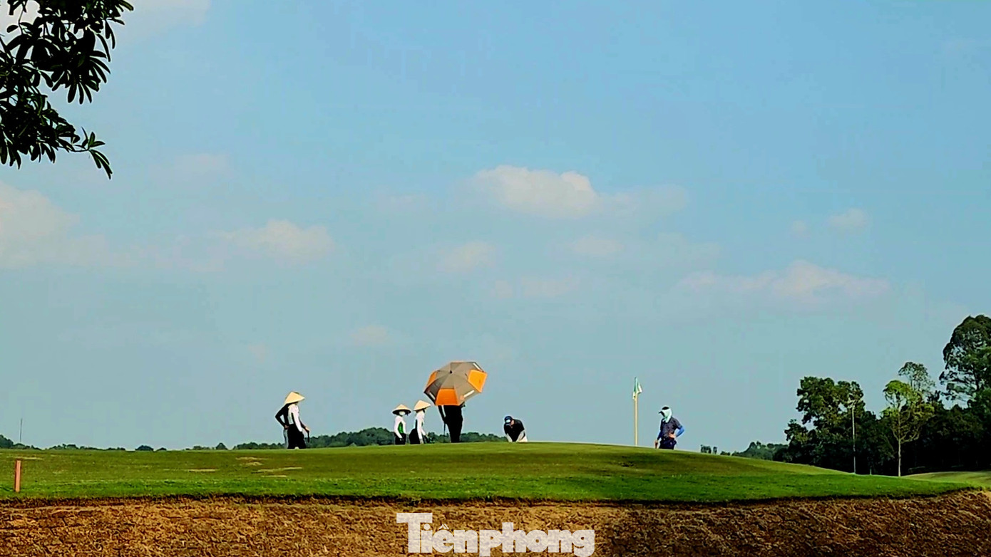 Vào lúc hoàng hôn, những ánh nắng cuối cùng của ngày cố nán lại trên sân tạo nên khoảnh khắc khó quên với các golfer.