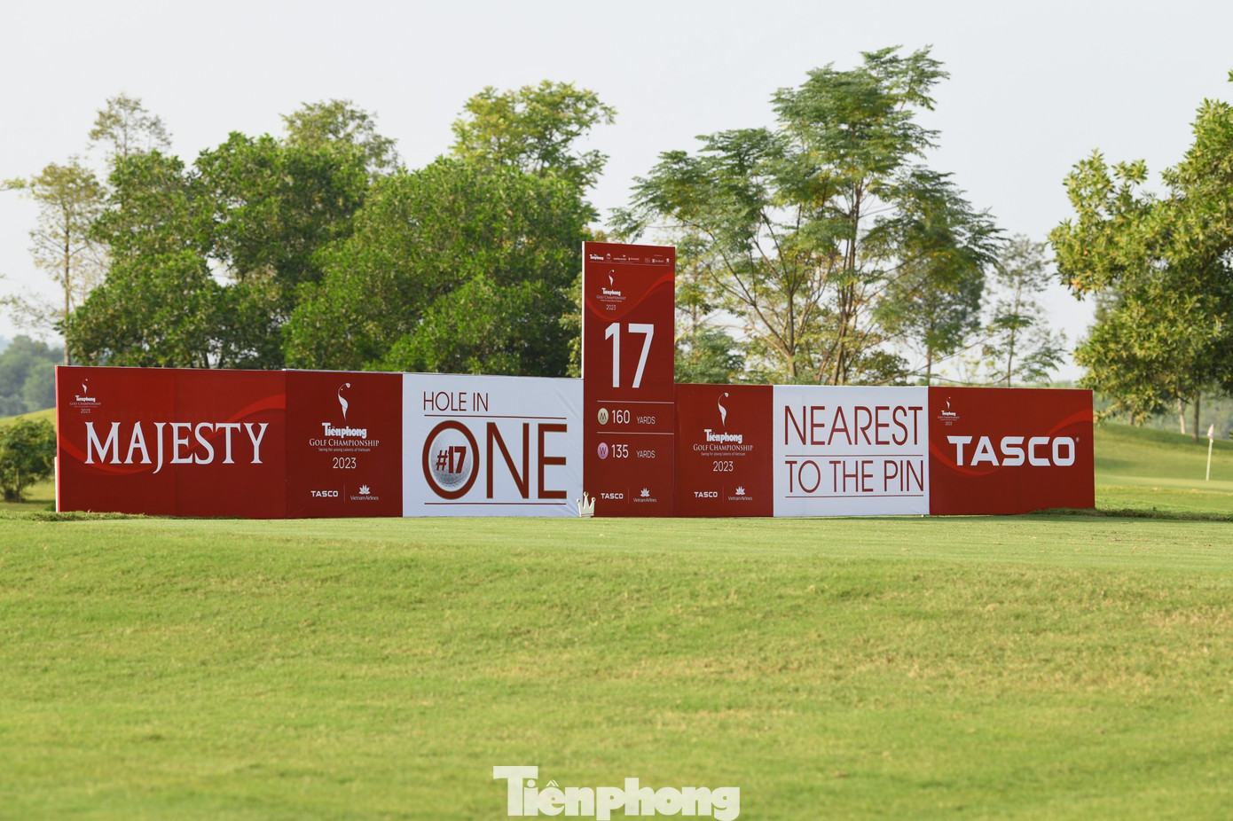 Tiếp đến là hố 17, với green được tạo theo kiểu “Redan” nổi tiếng của North Berwick, Scotland với phần phía trước bên trái cao và phần phía sau bên phải thấp. Tiếp đến là hố 17, với green được tạo theo kiểu “Redan” nổi tiếng của North Berwick, Scotland với phần phía trước bên trái cao và phần phía sau bên phải thấp.
