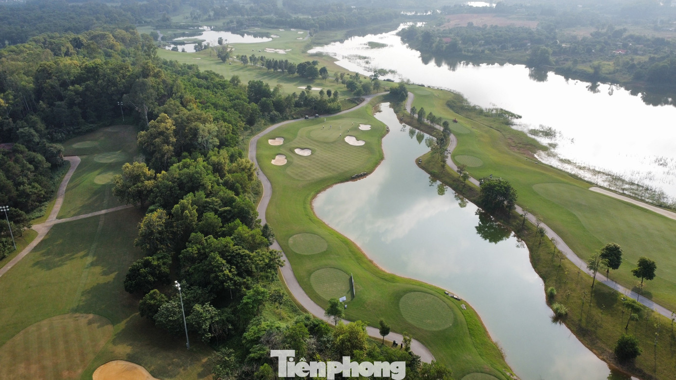 Vẫn với những cạm bẫy nước, cát nhưng hố 17 với địa hình phức tạp và dốc của green khiến các golfer rất khó đưa bóng lên chỉ với 1 cú đánh. Vẫn với những cạm bẫy nước, cát nhưng hố 17 với địa hình phức tạp và dốc của green khiến các golfer rất khó đưa bóng lên chỉ với 1 cú đánh.