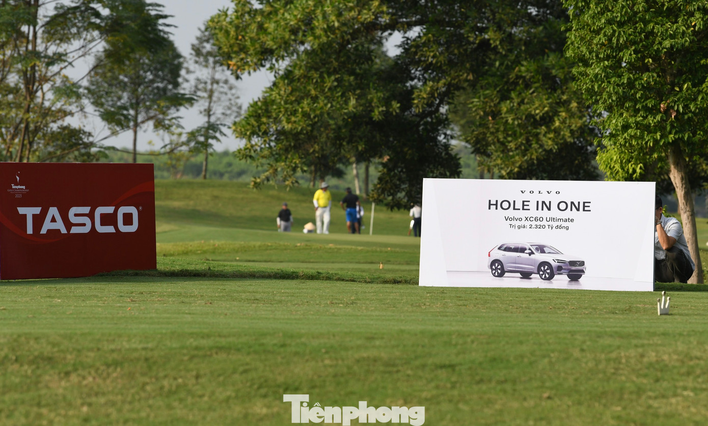 Phần thưởng HIO ở hố 17 là chiếc Volvo XC60 Ultimate giá hơn 2,3 tỷ đồng. Phần thưởng HIO ở hố 17 là chiếc Volvo XC60 Ultimate giá hơn 2,3 tỷ đồng.