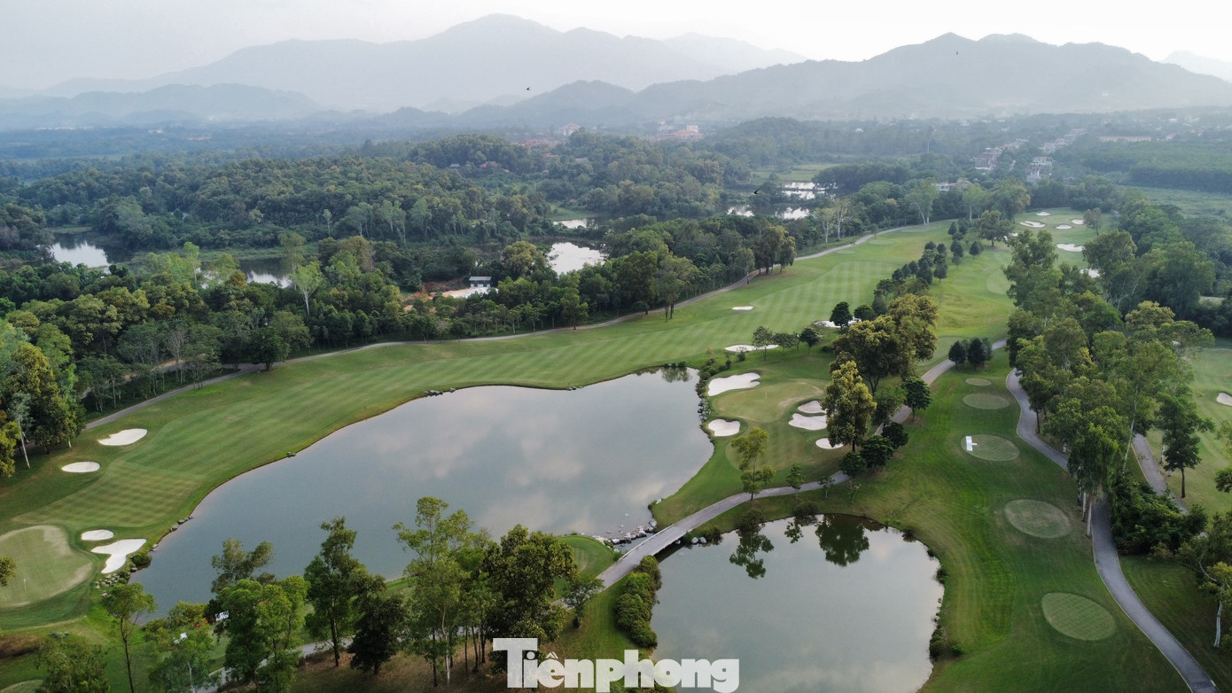 Hố 6 par3 với hố cát và bẫy nước là một trong ba hố HIO của Tiền Phong Golf Championship 2024.