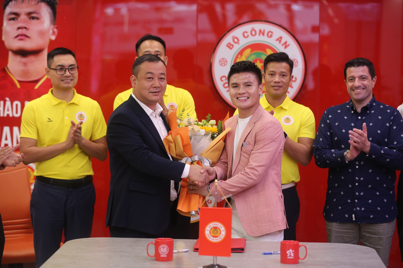 Quang Hải ra mắt CAHN với sự chứng kiến của người đại diện Michele Fersini (đứng ngoài cùng bên phải).