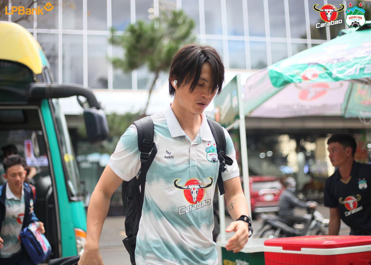 NHM phố Núi hy vọng đội trưởng Tuấn Anh sẽ vực dậy đội bóng. NHM phố Núi hy vọng đội trưởng Tuấn Anh sẽ vực dậy đội bóng.