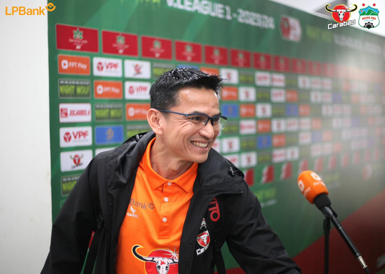 HLV Kiatisuk đang đối mặt với áp lực rất lớn sau chuỗi trận kém cỏi. HLV Kiatisuk đang đối mặt với áp lực rất lớn sau chuỗi trận kém cỏi.