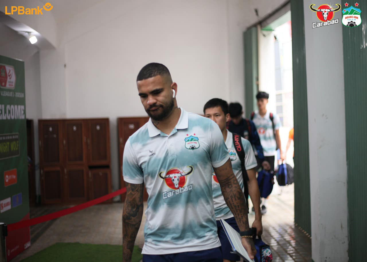 Jhon Cley vẫn chưa nổ súng kể từ khi gia nhập HAGL. Jhon Cley vẫn chưa nổ súng kể từ khi gia nhập HAGL.