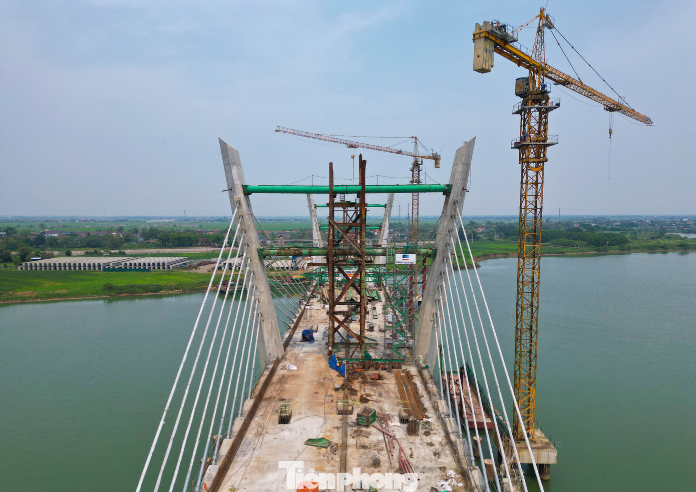 Trong cuộc thi thiết kế kiến trúc cầu Thạch Hãn 1, phương án thiết kế với ý tưởng "Đón bình minh" đạt giải Nhất. Kết cấu chính là dạng cầu dầm cáp hỗn hợp 2 trụ tháp, 2 mặt phẳng dây. Kết cấu dầm dạng hộp bằng bê tông cốt thép, tương tự thân tháp với tiết diện trụ tháp được cách điệu kiểu góc cạnh ấn tượng, tạo nét độc đáo về kiến trúc.