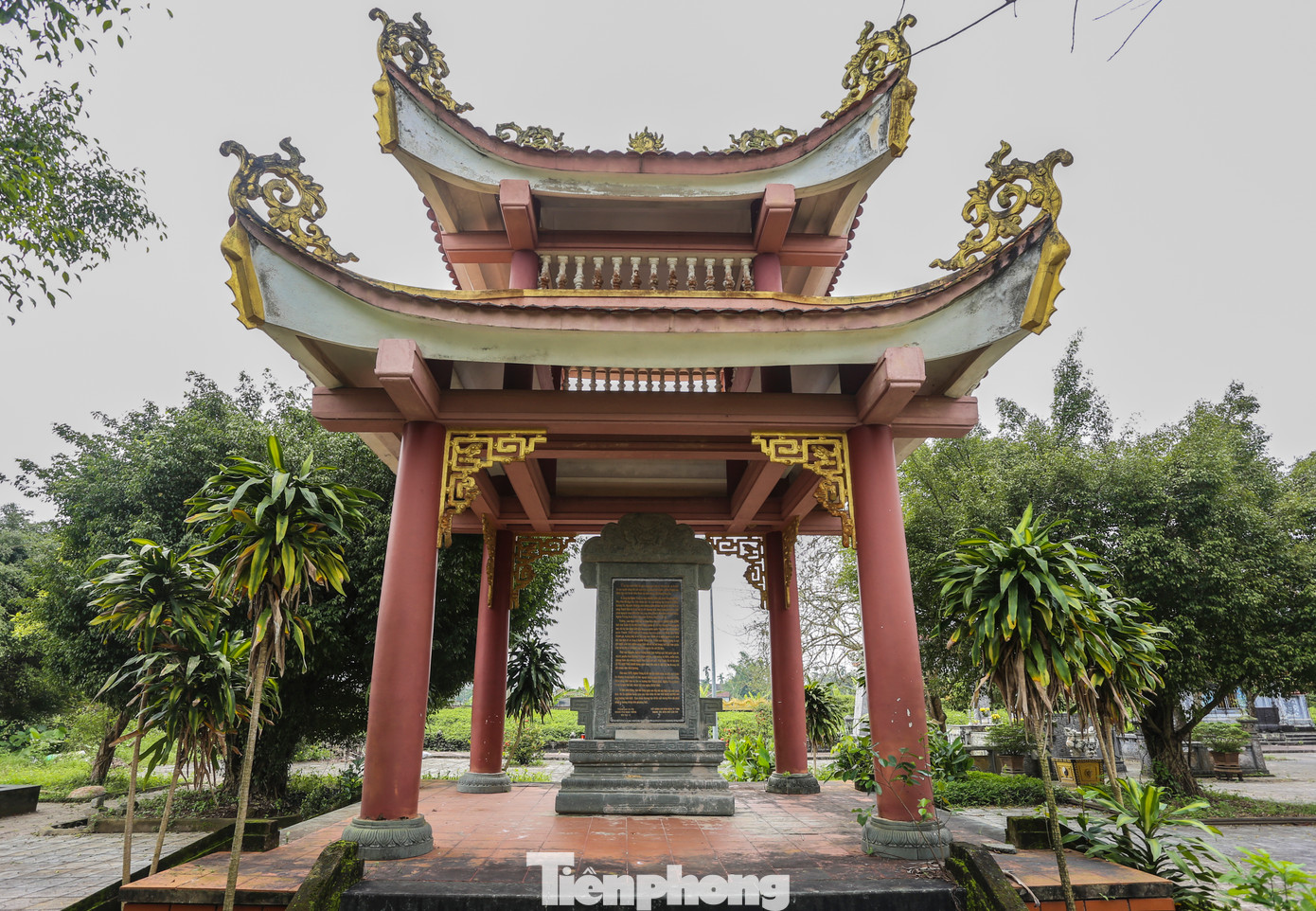 Sau này, con đại phu Hoàng Hữu Lợi là Hiệp biện Đại học sĩ Hoàng Hữu Xứng, trong thời gian làm Tuần phủ Hà Nội phát hiện nhiều di chỉ mộ hoang ở vùng quản hạt. Biết được phần lớn là di cốt của nghĩa quân Tây Sơn trong trận đại phá quân Thanh mùa xuân Kỷ Dậu (1789). Nhiều người trong số đó quê Thuận Hóa, địa danh cũ gồm Quảng Bình, Quảng Trị, Huế, Đà Nẵng và phía bắc Quảng Nam. Ông thu gom được khoảng 600 bộ hài cốt, thuê ghe bầu đưa về Nghĩa trủng đàn ở quê nhà.