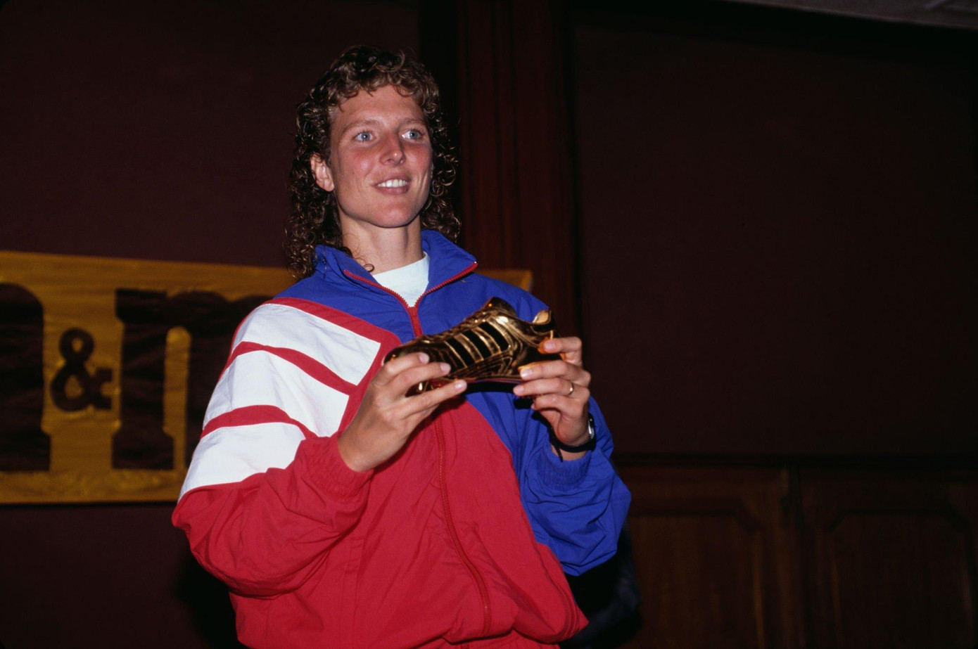 Hình ảnh lễ khai mạc giải đấu ở Quảng Đông, Trung Quốc, khoảnh khắc đăng quang của ĐT Mỹ và Michelle Akers-Stahl, tiền đạo của ĐT Mỹ giành Chiếc giày Vàng với 10 bàn thắng. (Ảnh: Getty Images) Hình ảnh lễ khai mạc giải đấu ở Quảng Đông, Trung Quốc, khoảnh khắc đăng quang của ĐT Mỹ và Michelle Akers-Stahl, tiền đạo của ĐT Mỹ giành Chiếc giày Vàng với 10 bàn thắng. (Ảnh: Getty Images)