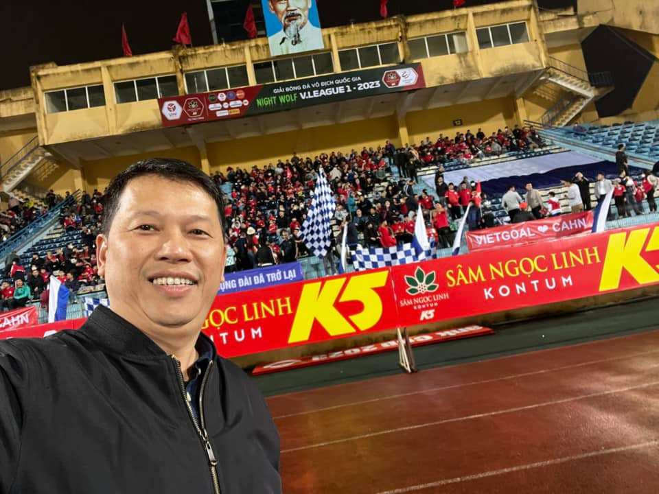 Anh Nguyễn Thanh Tùng hạnh phúc khi lại được ra sân cổ vũ đội bóng mình yêu thích.