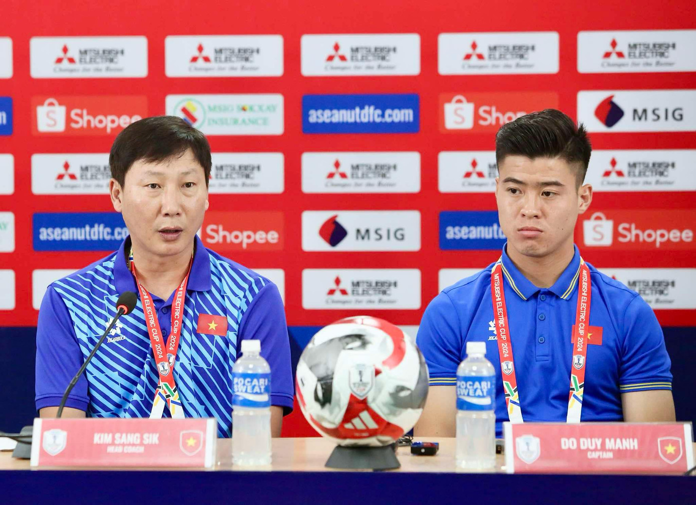 HLV Kim Sang-sik cùng đội trưởng Duy Mạnh trong cuộc họp báo tối 8/12. (Ảnh: Đức Cường)