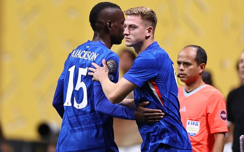 Jackson không vui khi phải rời sân, nhường chỗ cho Delap.