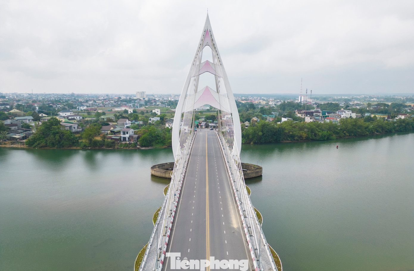 Có 5 cây cầu bắc qua sông Hiếu, một trong số đó là cầu An Lạc. Đây là cầu dây văng hiện đại với tổng mức đầu tư hơn 200 tỷ đồng, kết cấu mặt đường 4 làn xe cơ giới, trụ tháp hình búp sen cao 74m.