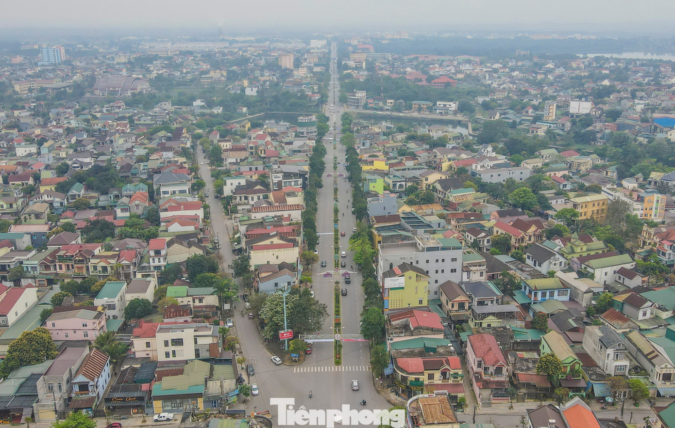 Đường Hùng Vương là tuyến đường huyết mạch chạy giữa trung tâm thành phố Đông Hà, nối Khu thương mại chợ Đông Hà với Khu công nghiệp phía nam thành phố.