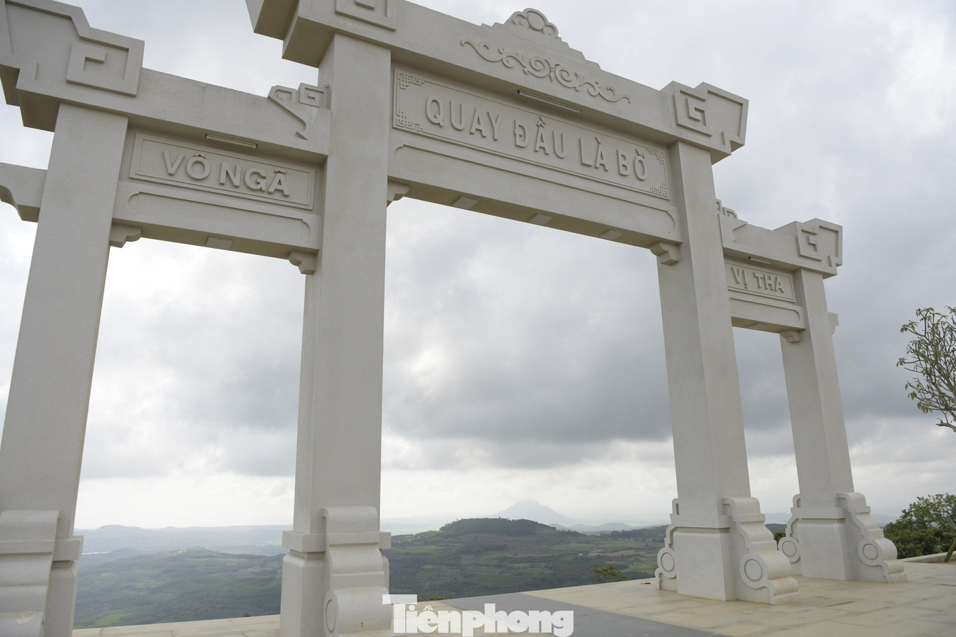 Từ cổng Thiền viện có thể nhìn thấy thành phố Tuy Hòa phía xa cùng đỉnh Chóp Chài, một trong những biểu tượng của Phú Yên. Hợp với phong thủy “sơn bao thủy bọc, khí tụ thiêng liêng", Thiền Viện Trúc Lâm Phú Yên xứng đáng là nơi quy hướng tâm linh.