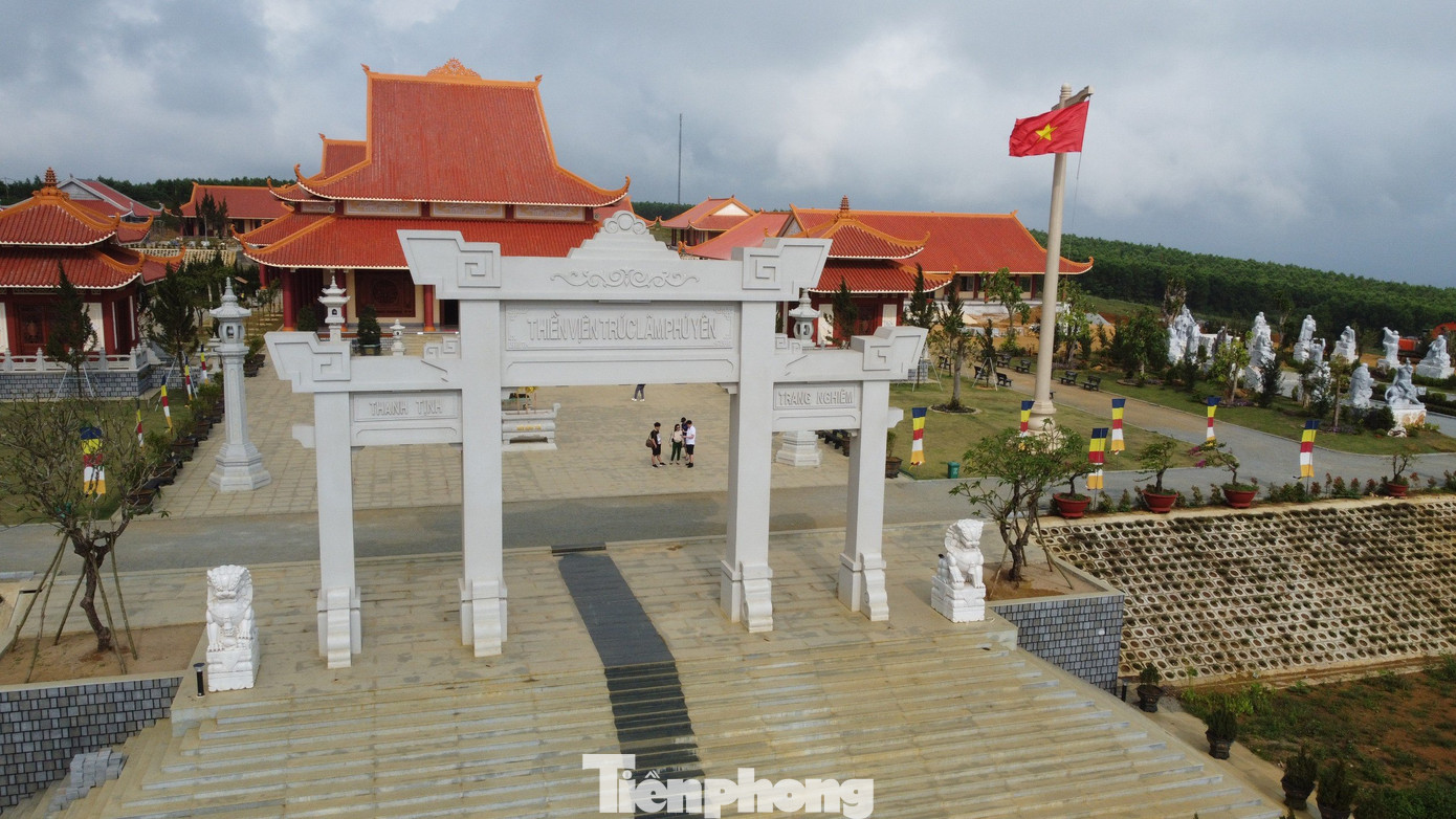 Từ xa xưa, Phú Yên đã được mệnh danh là vùng đất Phật. Dân gian thường lưu truyền những câu như "quan Quảng Ngãi, sãi Phú Yên”, “Huế dòng quan, Bắc dòng vua/ Bình Định hát bội, thầy chùa Phú Yên” và "tu Phật về Phú Yên, tu Tiên thì sang Bảy Núi (Thất Sơn)".