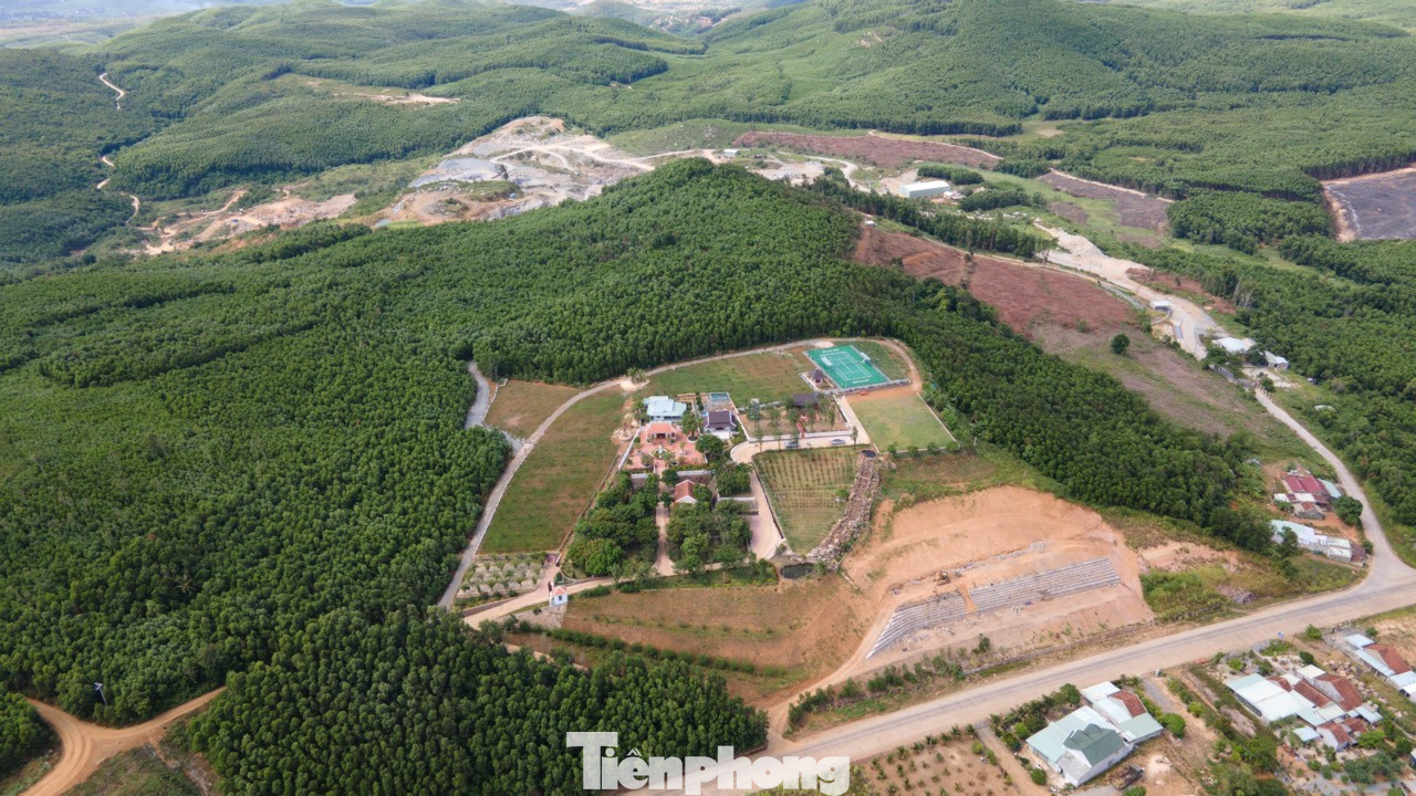 Tới Thiền Viện Trúc Lâm Phú Yên, các du khách cũng có thể tham quan Cao nguyên Vân Hòa, nơi được ca ngợi là "Đà Lạt của Phú Yên". Nằm trên độ cao hơn 400m so với mực nước biển, Cao nguyên Vân Hòa có nhiều núi cao, hang đá, lại có những dòng suối, vực nước quanh năm không cạn, kết hợp với các khu du lịch sinh thái, homestay, nông trại, là điểm đến yêu thích, không thể bỏ qua với những ai đến nơi đất Phú trời Yên.