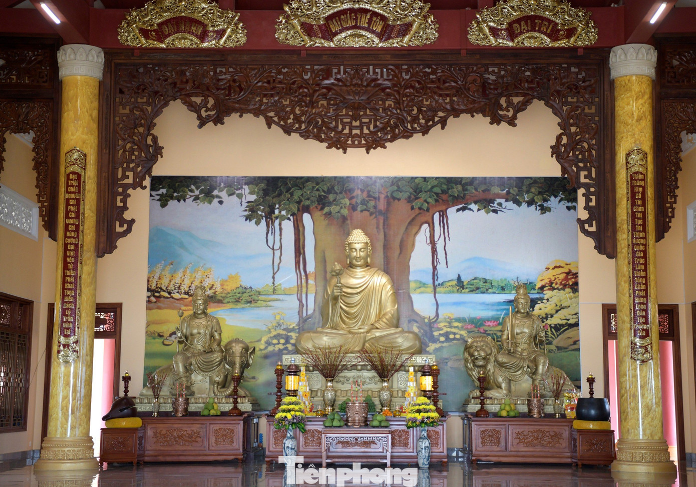 Chánh điện của Thiền viện được bài trí trang nghiêm nhưng không quá cầu kỳ, mang đậm nét văn hóa, cốt cách Việt Nam.