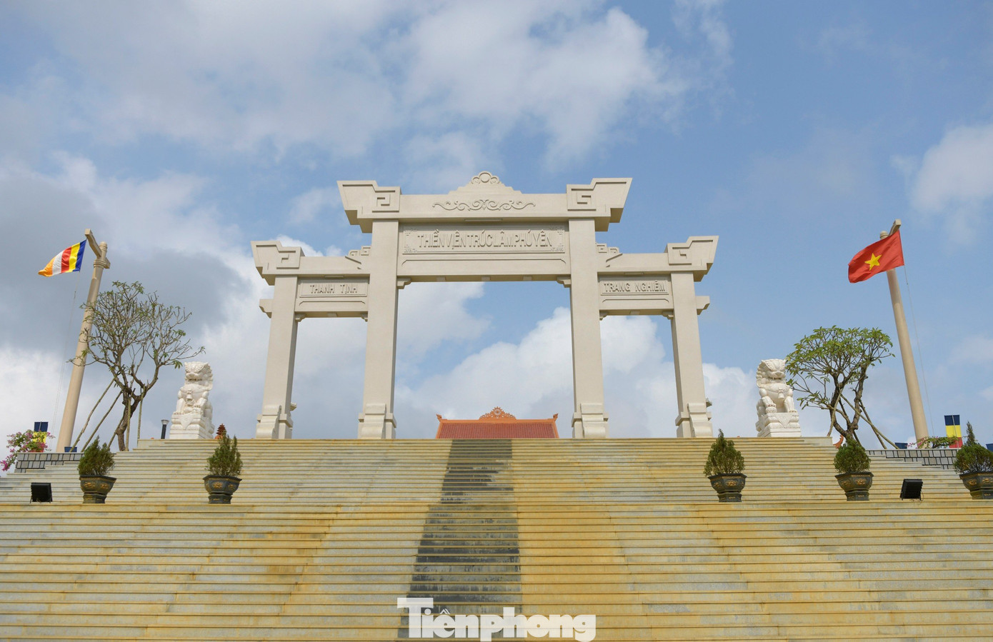 Thiền Viện Trúc Lâm Phú Yên tọa lạc tại thôn Quảng Đức, xã An Thọ (huyện Tuy An, tỉnh Phú Yên), trên Cao nguyên Vân Hòa quanh năm lộng gió, sương giăng mây phủ.