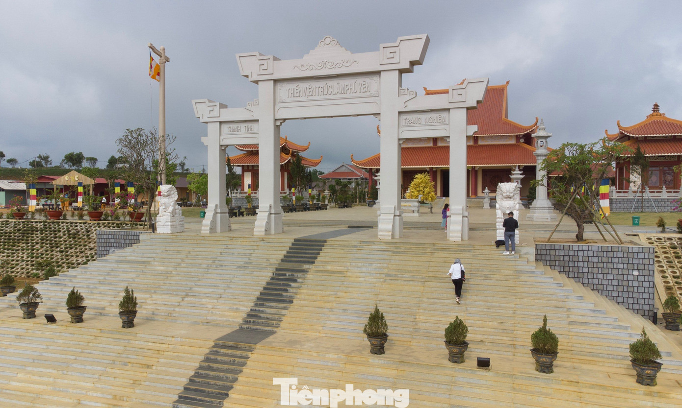 Từ xa xưa, Phú Yên đã được mệnh danh là vùng đất Phật. Dân gian thường lưu truyền những câu như "quan Quảng Ngãi, sãi Phú Yên”, “Huế dòng quan, Bắc dòng vua/ Bình Định hát bội, thầy chùa Phú Yên” và "tu Phật về Phú Yên, tu Tiên thì sang Bảy Núi (Thất Sơn)".