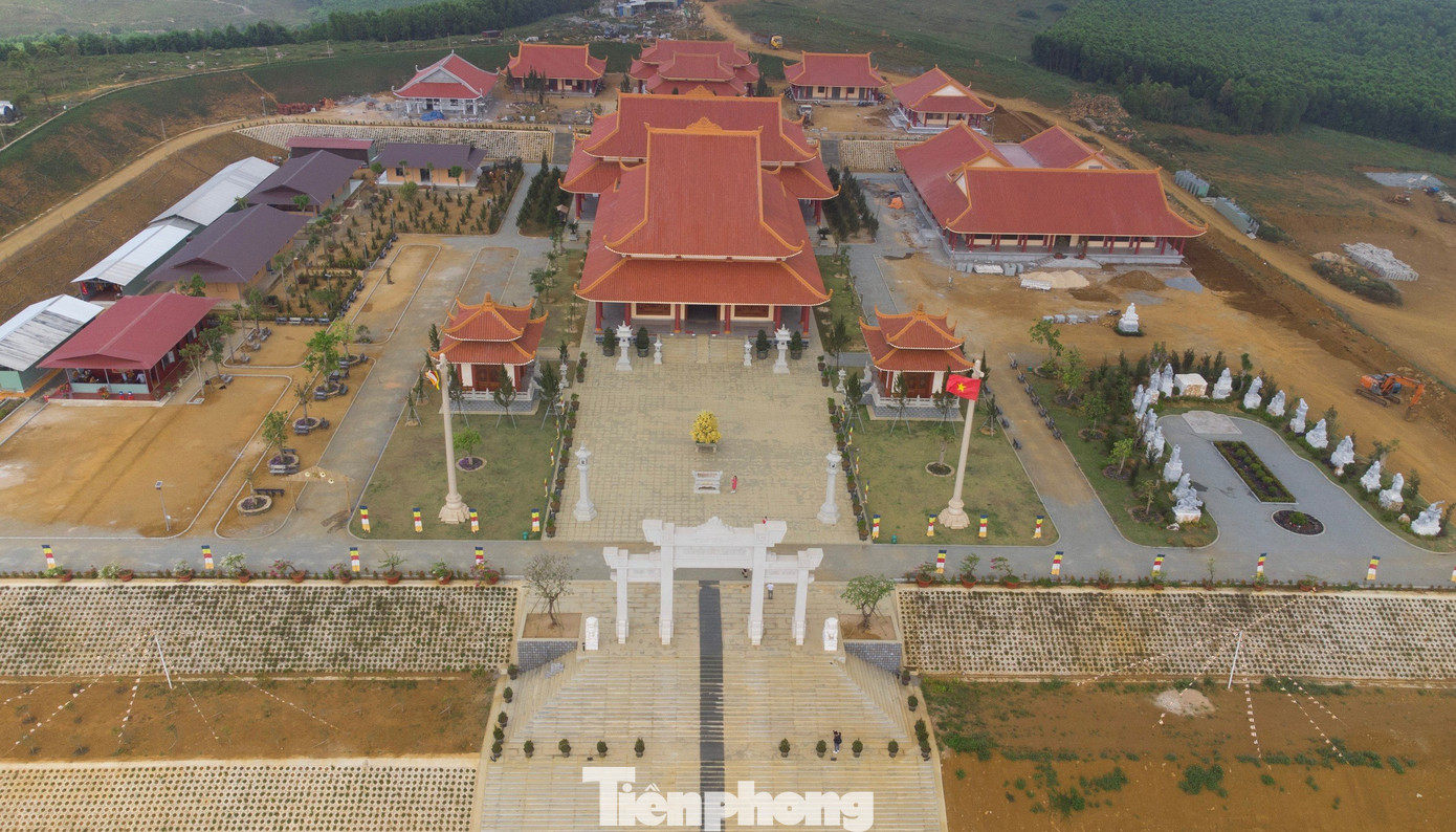 Thiền viện Trúc Lâm Phú Yên trực thuộc Thiền phái Trúc Lâm Việt Nam do Đức vua - Phật hoàng Trần Nhân Tông sáng lập. Thiền viện được xây dựng trên diện tích hơn 34ha với nhiều hạng mục, gồm: Cổng Tam Bảo, Đại Hùng Bửu Điện, tháp chuông, tháp đồng, khu vực tu học, khu vực sinh hoạt của các tu sĩ cũng như các Phật tử, được thiết kế theo đặc điểm của một ngôi chùa phái Trúc Lâm đặc trưng.