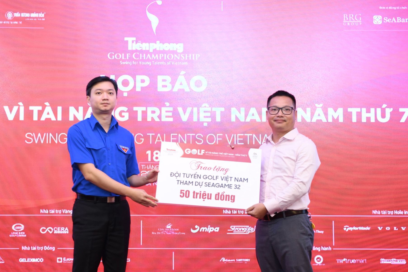 Anh Nguyễn Minh Triết - Bí thư Ban chấp hành T.Ư Đoàn TNCS Hồ Chí Minh, Chủ tịch T.Ư Hội Sinh viên Việt Nam, thay mặt Quỹ Hỗ trợ Tài năng trẻ Việt Nam, tặng thưởng các thành viên Đội tuyển Golf tham dự SEA Games 32 số tiền 50 triệu đồng.