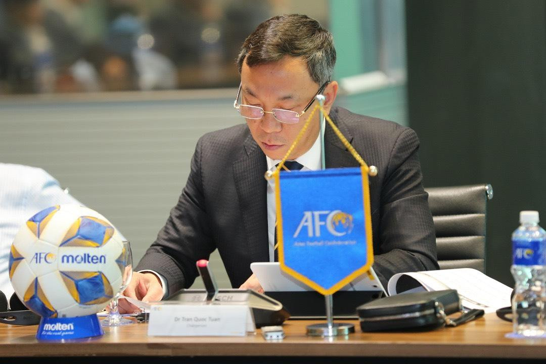Chủ tịch Ủy ban thi đấu của AFC Trần Quốc Tuấn, người cũng là quyền Chủ tịch VFF. Chủ tịch Ủy ban thi đấu của AFC Trần Quốc Tuấn, người cũng là quyền Chủ tịch VFF.