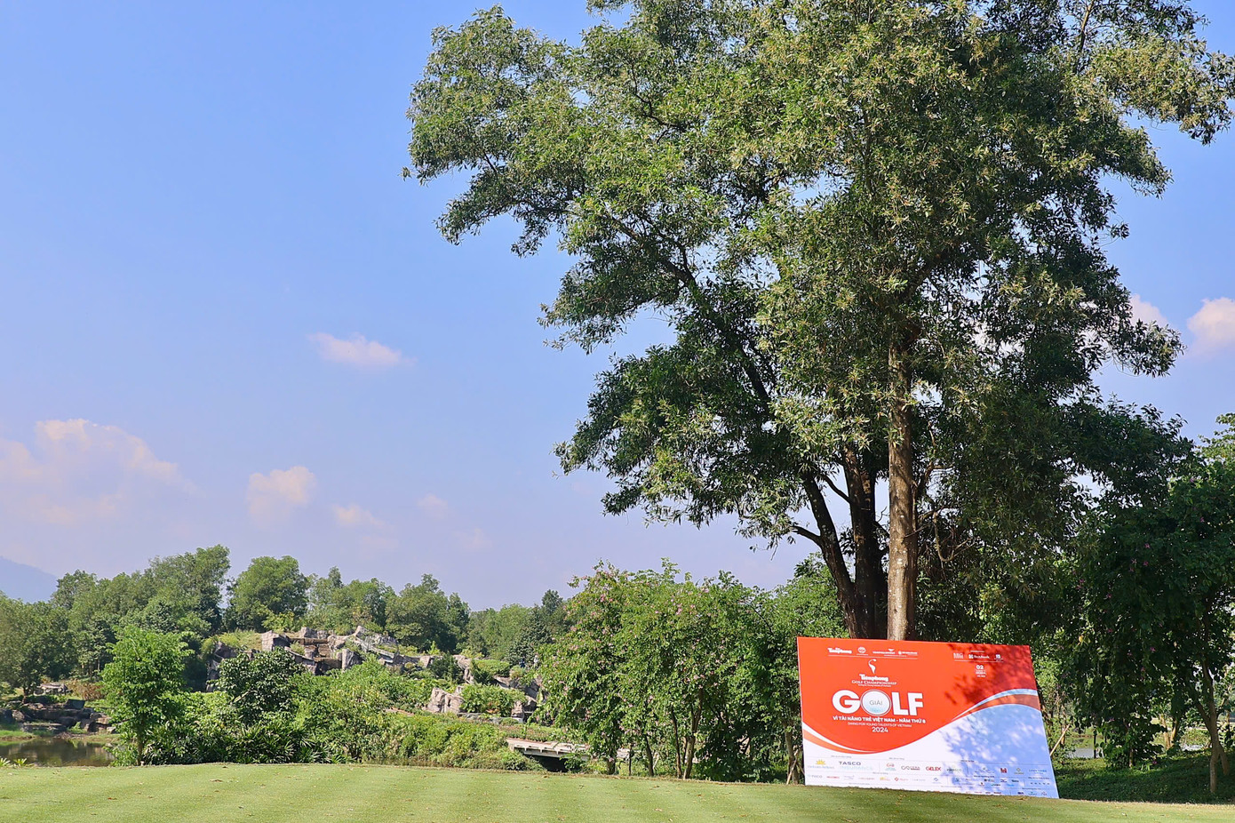 Tiền Phong Golf Championship - Vì Tài năng trẻ Việt Nam mùa thứ 8 năm 2024 chính thức khai mạc lúc 11h15, các golfer bắt đầu xuất phát lúc 11h30 ngày 2/11 tại sân Kings Course.