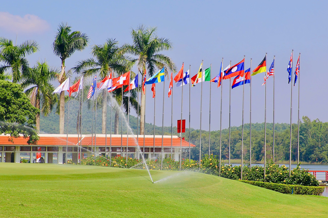 Đội ngũ chuyên gia nước ngoài của Kings Island Golf Resort thường xuyên bảo dưỡng, kiểm tra, từ kích thước, độ mịn của cỏ đến hệ thống thoát nước, đảm bảo mặt sân luôn ở tình trạng tốt nhất.