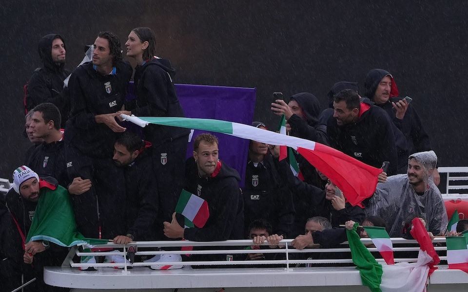 Tamberi và VĐV đấu kiếm Arianna Errigo là hai người có vinh dự cầm cờ Italia ở Lễ khai mạc Olympic 2024. Tamberi và VĐV đấu kiếm Arianna Errigo là hai người có vinh dự cầm cờ Italia ở Lễ khai mạc Olympic 2024.