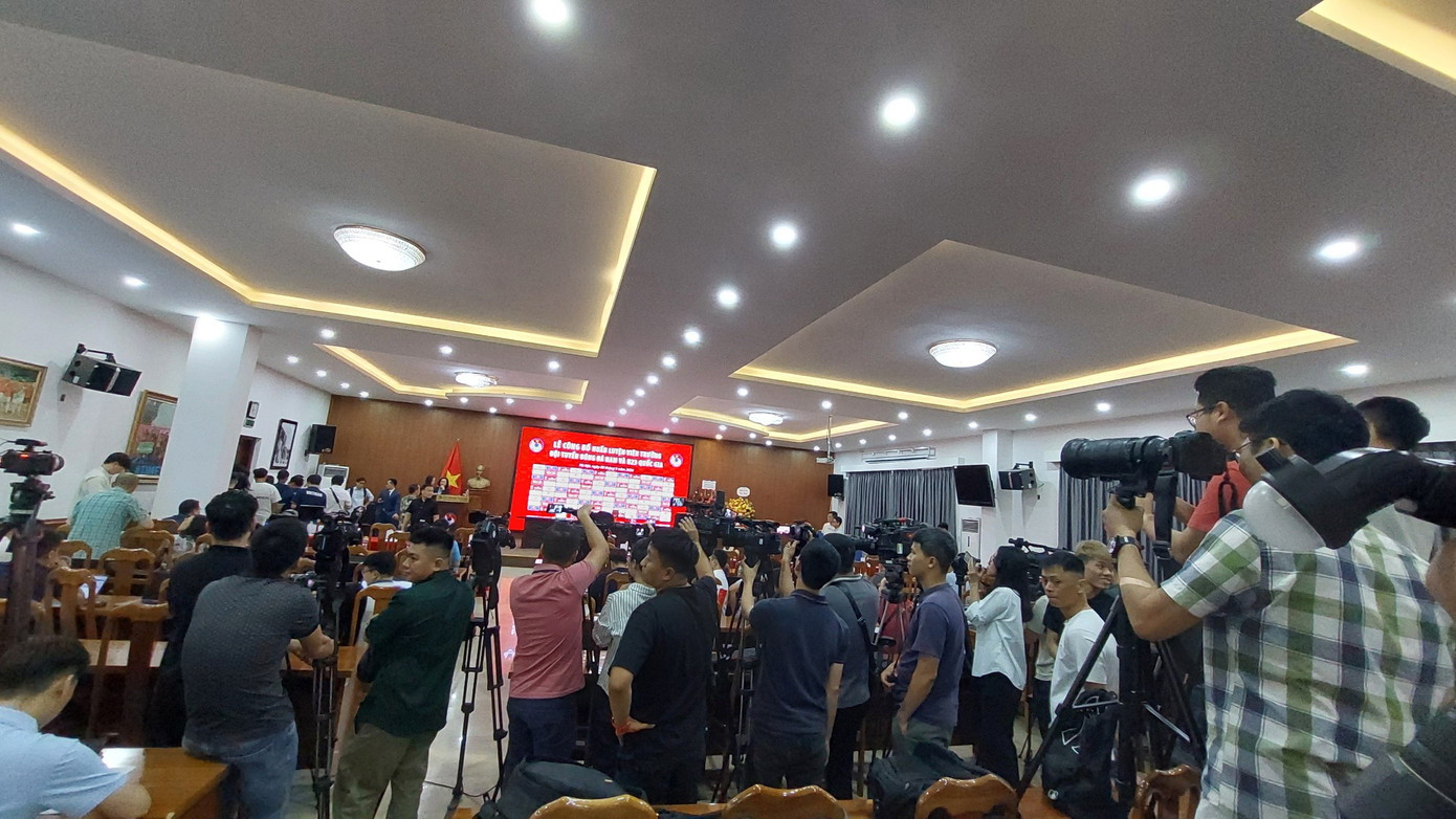 HLV Kim Sang-sik: Tôi hy vọng các cầu thủ sẽ trung thành với đội bóng, cùng nhau tạo nên những điều tốt đẹp nhất ảnh 4