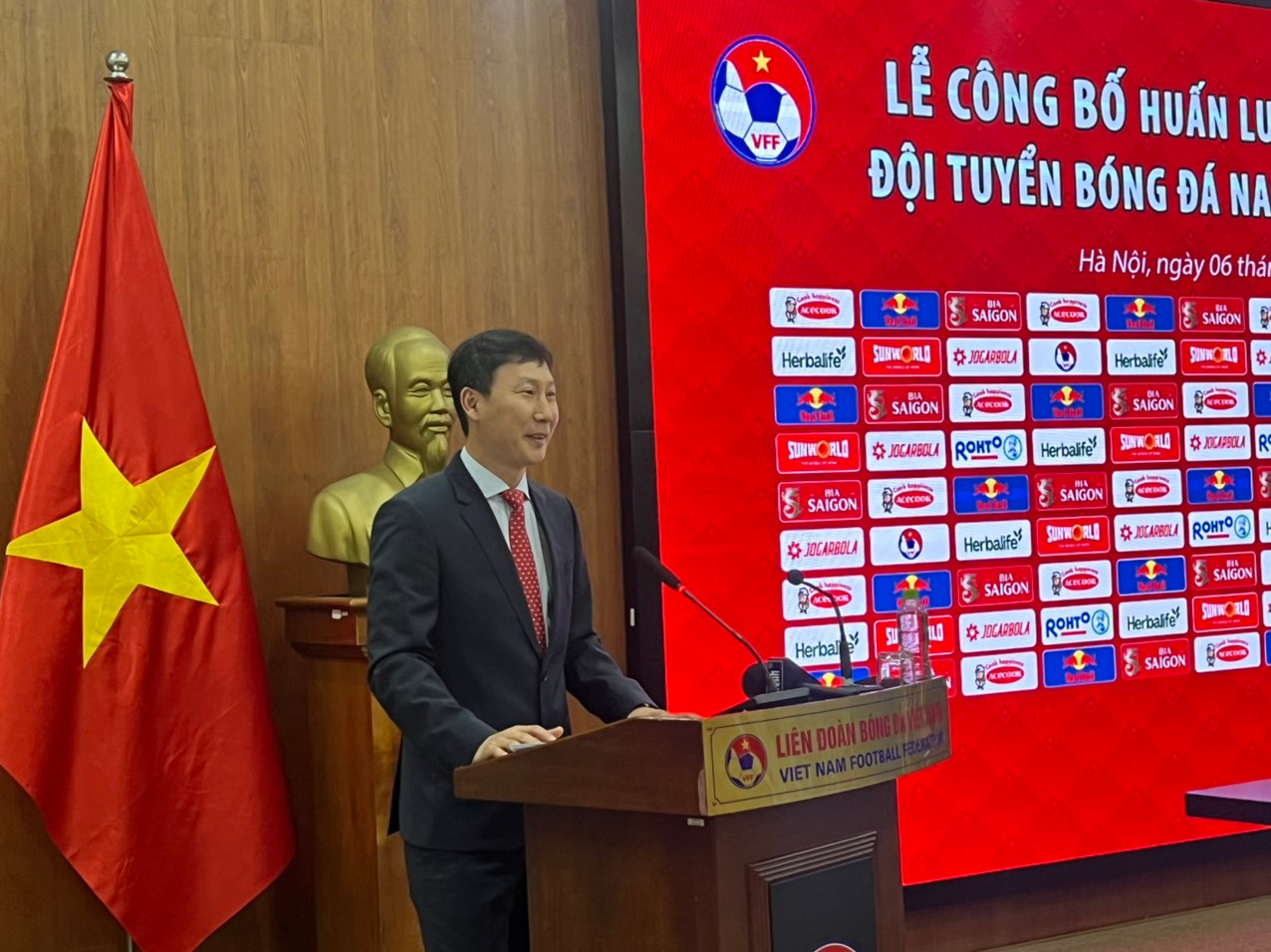 HLV Kim Sang-sik: Tôi hy vọng các cầu thủ sẽ trung thành với đội bóng, cùng nhau tạo nên những điều tốt đẹp nhất ảnh 7
