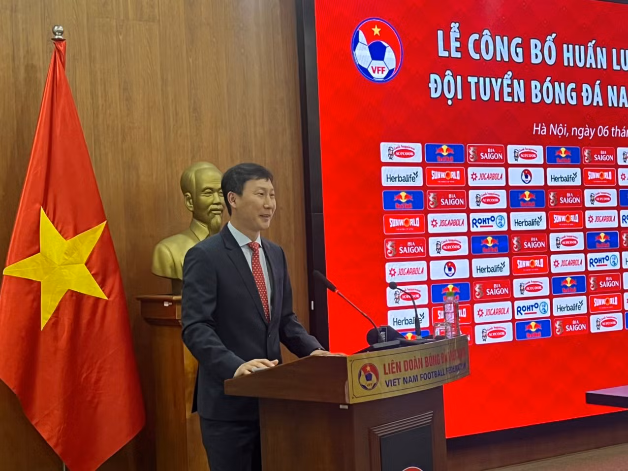 HLV Kim Sang-sik: Tôi hy vọng các cầu thủ sẽ trung thành với đội bóng, cùng nhau tạo nên những điều tốt đẹp nhất ảnh 7 HLV Kim Sang-sik: Tôi hy vọng các cầu thủ sẽ trung thành với đội bóng, cùng nhau tạo nên những điều tốt đẹp nhất ảnh 7