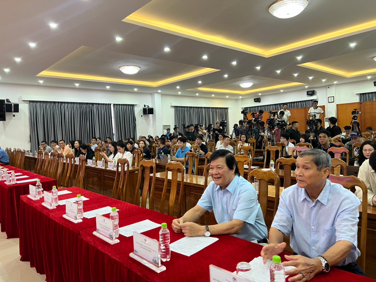 Hai ông Nguyễn Sỹ Hiển và Mai Đức Chung thuộc Hội Đồng Huấn luyện viên Quốc gia trong lễ ra mắt HLV Kim Sang-sik.